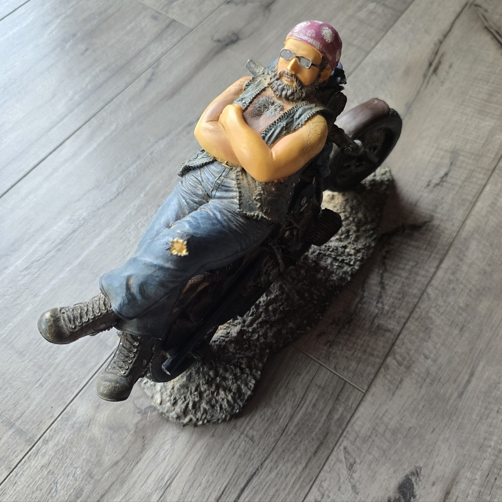 Sturgess Biker On Motorcycle Ceramic Figurine - Picture 2 of 11
